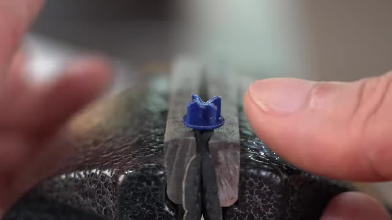 Cutting the syringe plunger rod to make the spray head bottom