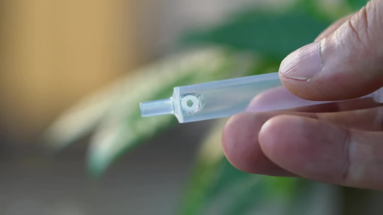 Cutting the syringe body to make the spray head top
