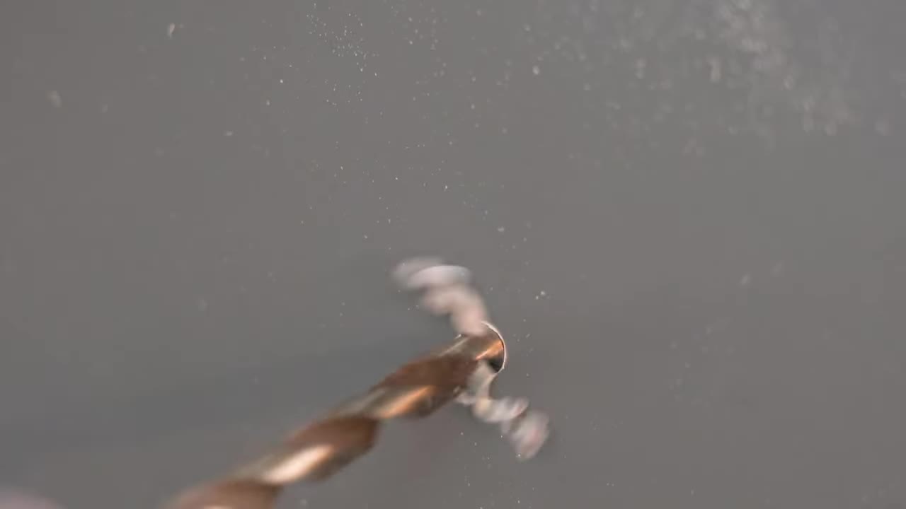 底座上的螺丝孔和衬套