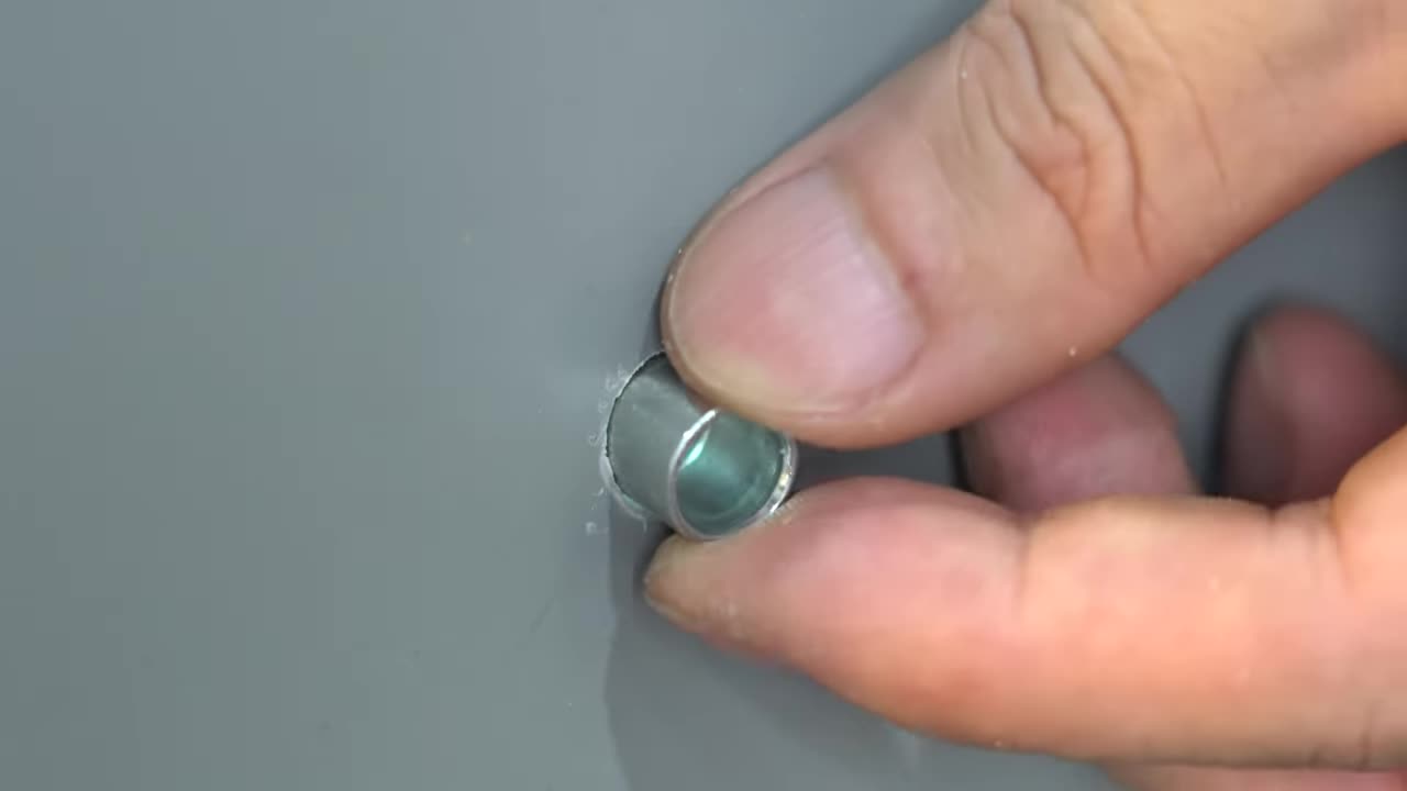 工作台面上的锯片孔和衬套